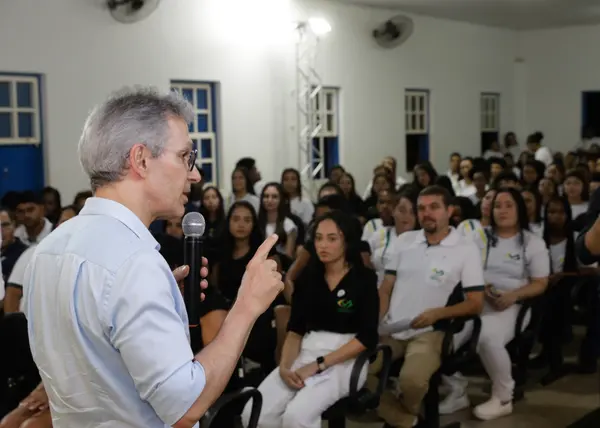 Governo de Minas acompanha desempenho do Trilhas de Futuro em escola do Serro 