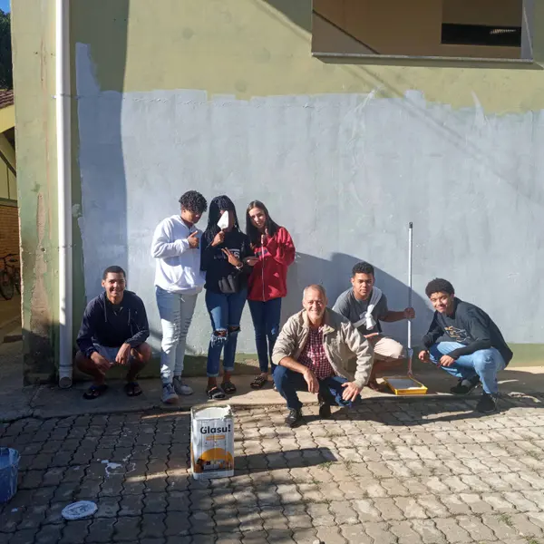 Escola da rede estadual cria tabela periódica gigante para facilitar a aprendizagem dos estudantes 