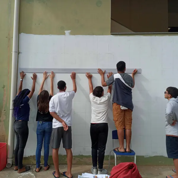 Escola da rede estadual cria tabela periódica gigante para facilitar a aprendizagem dos estudantes 