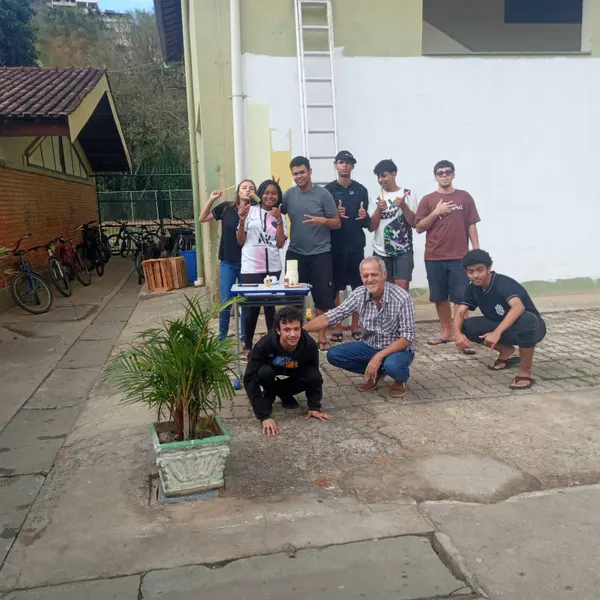 Escola da rede estadual cria tabela periódica gigante para facilitar a aprendizagem dos estudantes 
