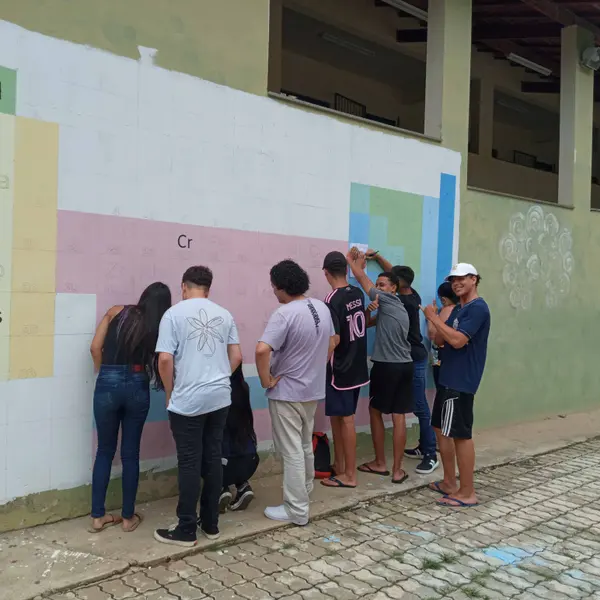 Escola da rede estadual cria tabela periódica gigante para facilitar a aprendizagem dos estudantes 