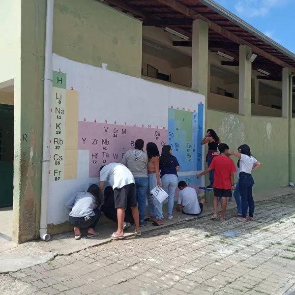 Escola da rede estadual cria tabela periódica gigante para facilitar a aprendizagem dos estudantes 