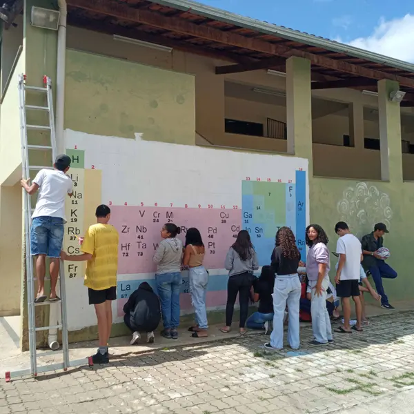 Escola da rede estadual cria tabela periódica gigante para facilitar a aprendizagem dos estudantes 