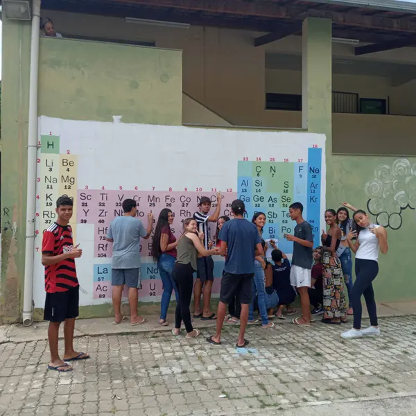 Escola da rede estadual cria tabela periódica gigante para facilitar a aprendizagem dos estudantes 