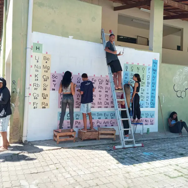 Escola da rede estadual cria tabela periódica gigante para facilitar a aprendizagem dos estudantes 