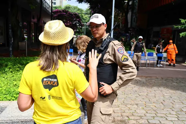 Forças de Segurança promovem blitz educativa de Carnaval na Praça da Savassi 