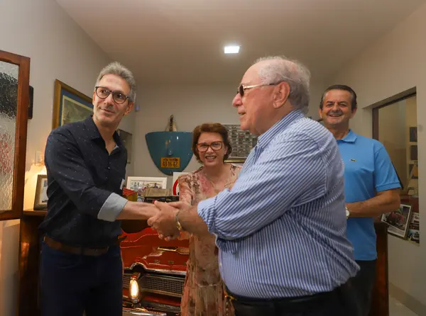Governador conhece Museu de Veículos e Relógios Antigos em Carmo da Mata