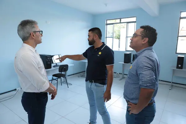 Governador vistoria obras em escola municipal que recebeu recursos do projeto Mãos Dadas para reforma e ampliação
