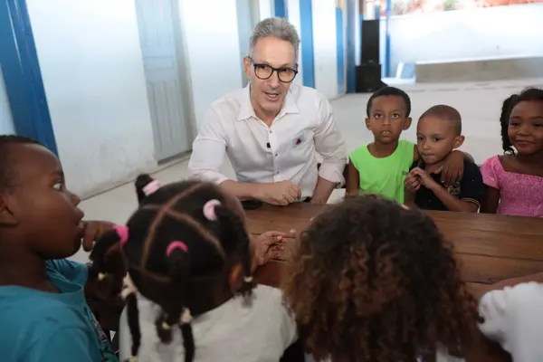 Governador vistoria obras em escola municipal que recebeu recursos do projeto Mãos Dadas para reforma e ampliação