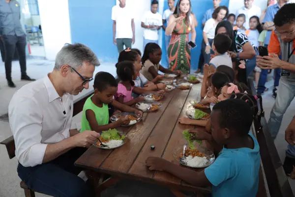 Governador vistoria obras em escola municipal que recebeu recursos do projeto Mãos Dadas para reforma e ampliação