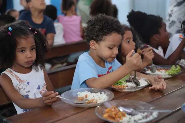 Governador vistoria obras em escola municipal que recebeu recursos do projeto Mãos Dadas para reforma e ampliação