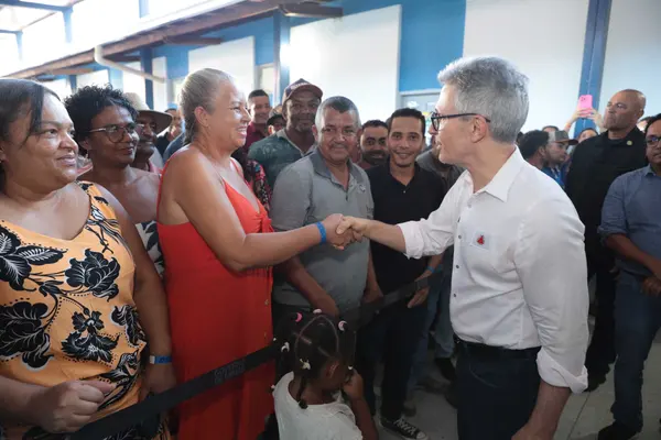 Governador vistoria obras em escola municipal que recebeu recursos do projeto Mãos Dadas para reforma e ampliação