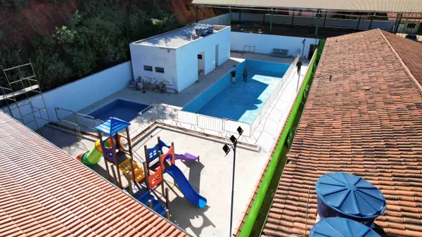 Governador vistoria obras em escola municipal que recebeu recursos do projeto Mãos Dadas para reforma e ampliação