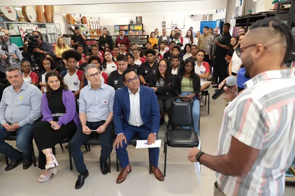 Governo de Minas anuncia Passaporte Mineiro do Conhecimento, que expande projeto de intercâmbio para alunos de toda a rede estadual
