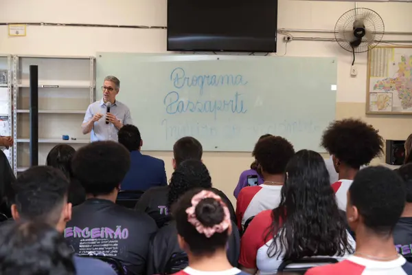 Governo de Minas anuncia Passaporte Mineiro do Conhecimento, que expande projeto de intercâmbio para alunos de toda a rede estadual