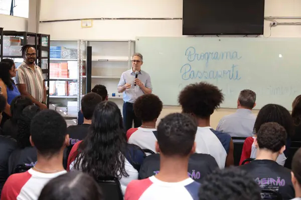 Governo de Minas anuncia Passaporte Mineiro do Conhecimento, que expande projeto de intercâmbio para alunos de toda a rede estadual