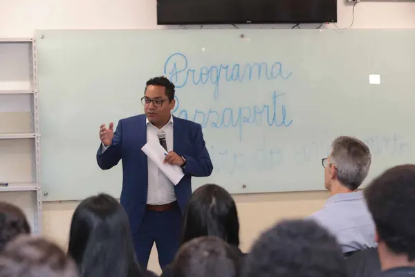 Governo de Minas anuncia Passaporte Mineiro do Conhecimento, que expande projeto de intercâmbio para alunos de toda a rede estadual