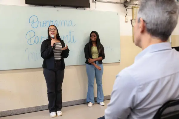 Governo de Minas anuncia Passaporte Mineiro do Conhecimento, que expande projeto de intercâmbio para alunos de toda a rede estadual