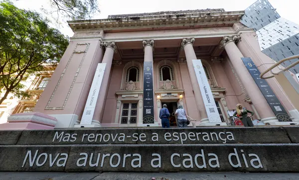 Governador destaca melhorias no Instituto de Educação de Minas Gerais realizadas por mostra de design 