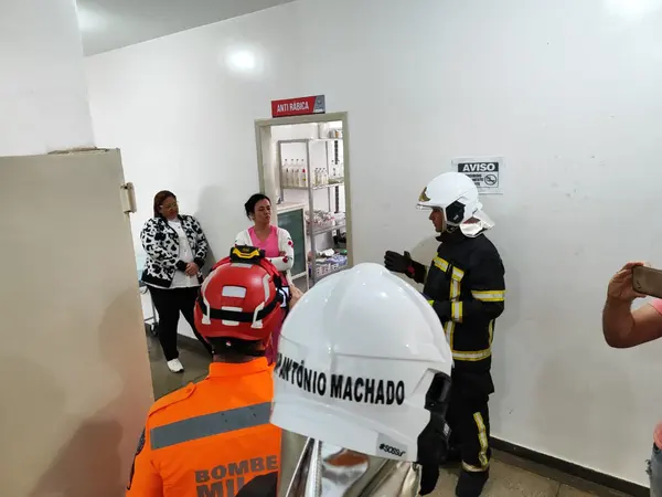 Bombeiros fazem simulações e capacitam equipes de hospitais sobre como agir em casos de possíveis incêndios