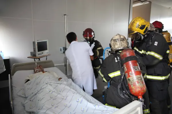 Bombeiros fazem simulações e capacitam equipes de hospitais sobre como agir em casos de possíveis incêndios
