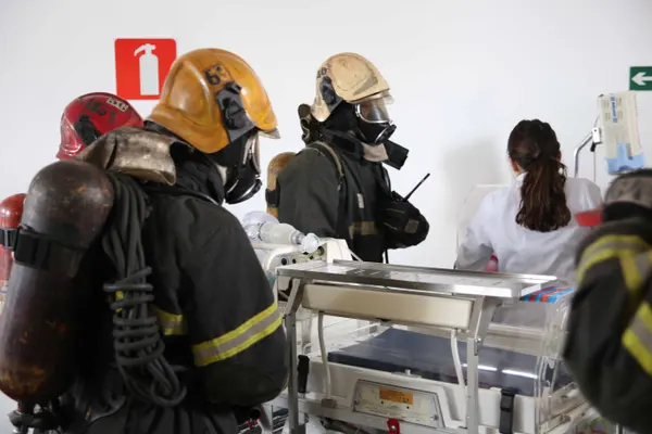 Bombeiros fazem simulações e capacitam equipes de hospitais sobre como agir em casos de possíveis incêndios