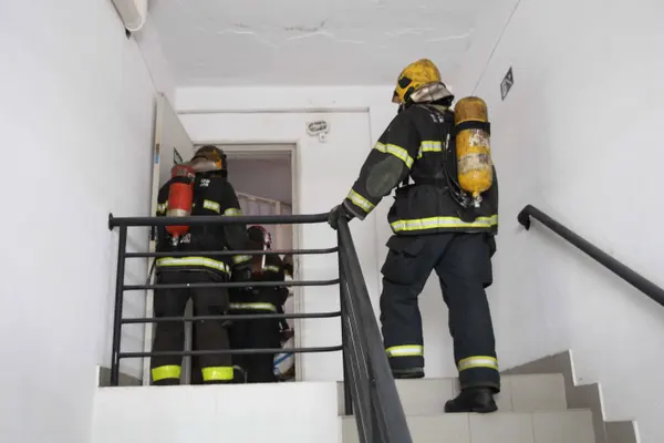 Bombeiros fazem simulações e capacitam equipes de hospitais sobre como agir em casos de possíveis incêndios