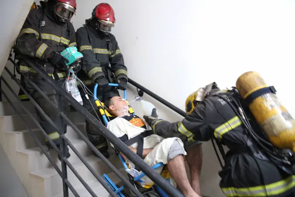 Bombeiros fazem simulações e capacitam equipes de hospitais sobre como agir em casos de possíveis incêndios