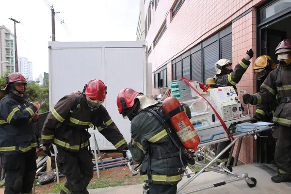 Bombeiros fazem simulações e capacitam equipes de hospitais sobre como agir em casos de possíveis incêndios