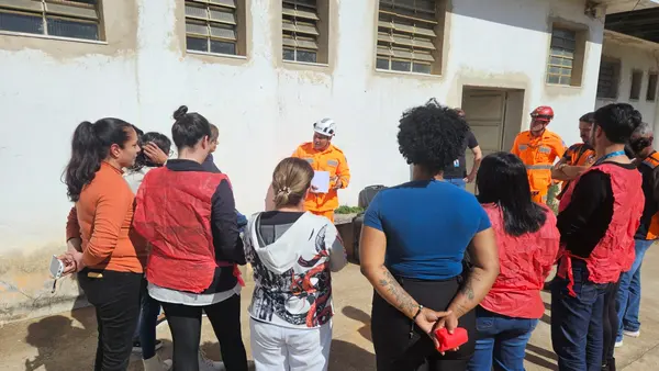 Bombeiros fazem simulações e capacitam equipes de hospitais sobre como agir em casos de possíveis incêndios