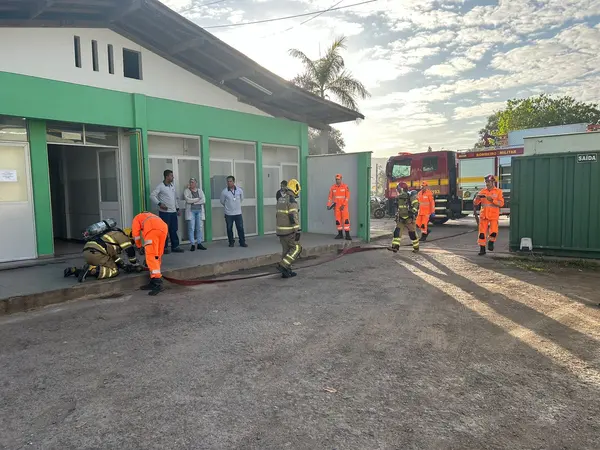 Bombeiros fazem simulações e capacitam equipes de hospitais sobre como agir em casos de possíveis incêndios
