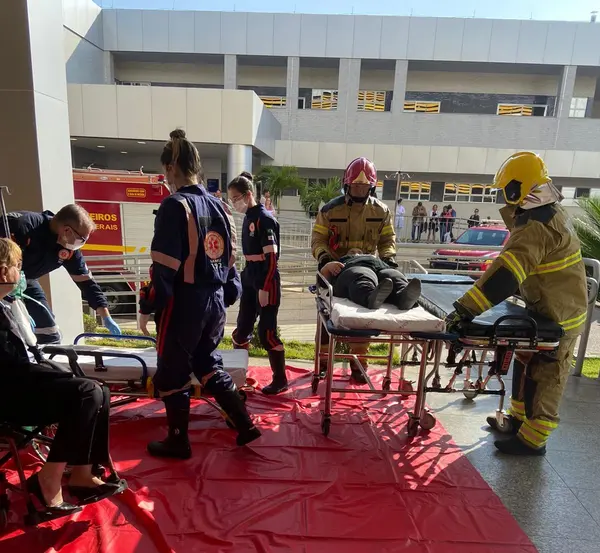 Bombeiros fazem simulações e capacitam equipes de hospitais sobre como agir em casos de possíveis incêndios