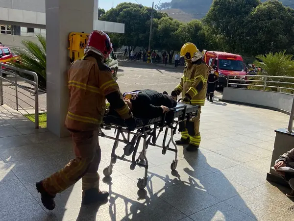 Bombeiros fazem simulações e capacitam equipes de hospitais sobre como agir em casos de possíveis incêndios