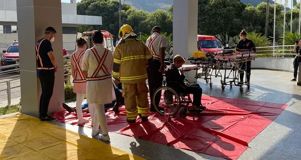 Bombeiros fazem simulações e capacitam equipes de hospitais sobre como agir em casos de possíveis incêndios