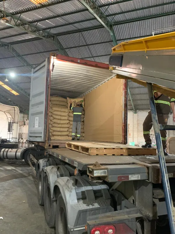 Sacas de café sendo transportadas para o Porto de Santos (SP)