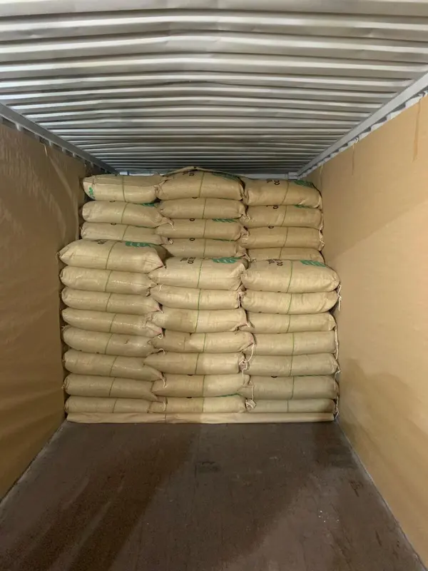 Sacas de café sendo transportadas para o Porto de Santos (SP)