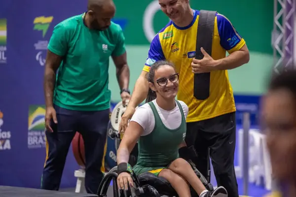 Lara Lima é medalhista da Copa do Mundo de Halterofilismo