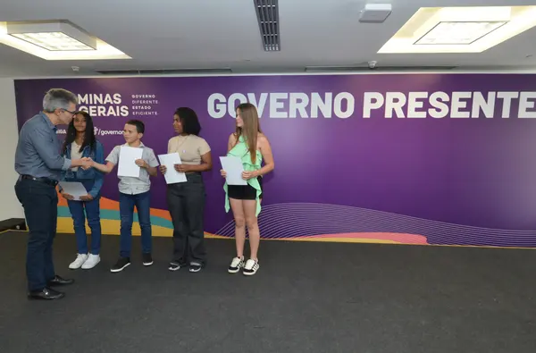 Vencedores do concurso de redação do Maio Amarelo, promovido pelo Governo de Minas, fazem visita cultural a Belo Horizonte