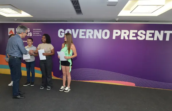 Vencedores do concurso de redação do Maio Amarelo, promovido pelo Governo de Minas, fazem visita cultural a Belo Horizonte