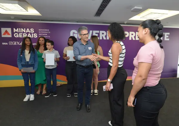 Vencedores do concurso de redação do Maio Amarelo, promovido pelo Governo de Minas, fazem visita cultural a Belo Horizonte