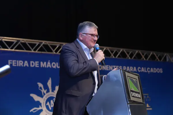 Governo de Minas impulsiona pequenos negócios do polo calçadista de Nova Serrana e é destaque em evento no município