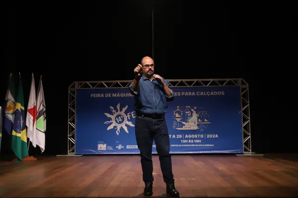 Governo de Minas impulsiona pequenos negócios do polo calçadista de Nova Serrana e é destaque em evento no município