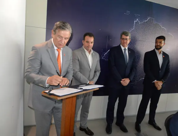 Governo de Minas assina acordo para compra de mais de 600 novos ônibus para o transporte metropolitano