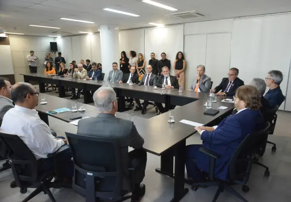 Governo de Minas assina acordo para compra de mais de 600 novos ônibus para o transporte metropolitano