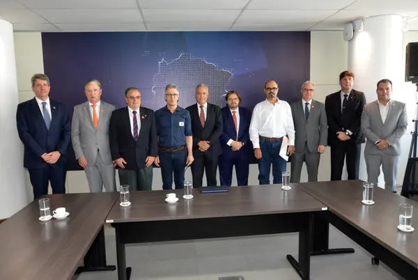 Governo de Minas assina acordo para compra de mais de 600 novos ônibus para o transporte metropolitano