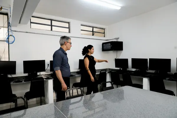 Governador vistoria obras de escola em Juiz de Fora que recebeu novo refeitório, laboratório de informática e quadra coberta