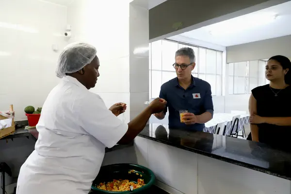 Governador vistoria obras de escola em Juiz de Fora que recebeu novo refeitório, laboratório de informática e quadra coberta