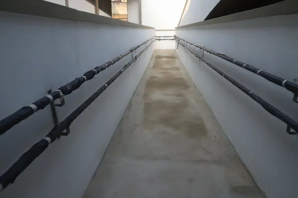 Governador vistoria obras de escola em Juiz de Fora que recebeu novo refeitório, laboratório de informática e quadra coberta