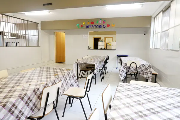 Governador vistoria obras de escola em Juiz de Fora que recebeu novo refeitório, laboratório de informática e quadra coberta