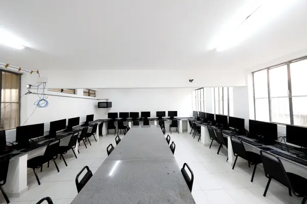 Governador vistoria obras de escola em Juiz de Fora que recebeu novo refeitório, laboratório de informática e quadra coberta